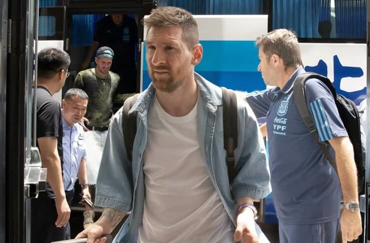 Lionel Messi mendapat sambutan gila dari para fan saat tiba di Beijing.