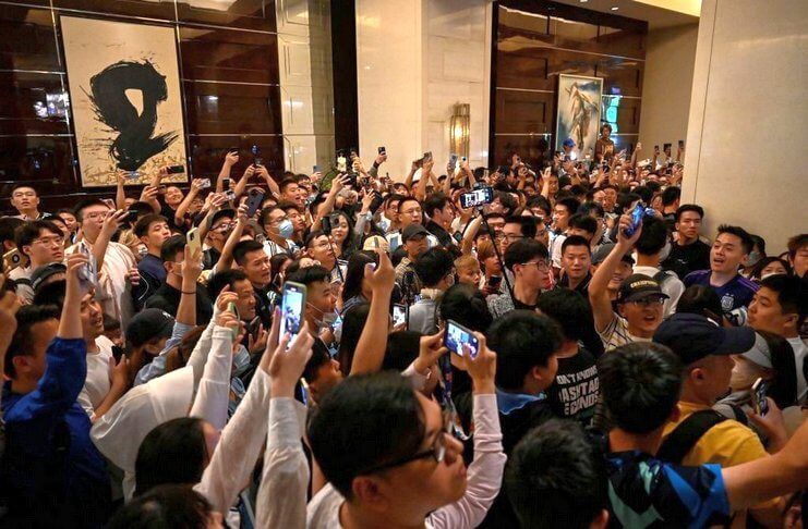 Para fan menjejali lobi hotel tempat timnas Argentina menginap di Beijing.