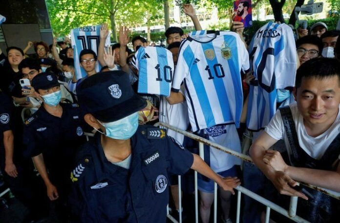 Sambutan meriah untuk Lionel Messi dari para fan di Cina.