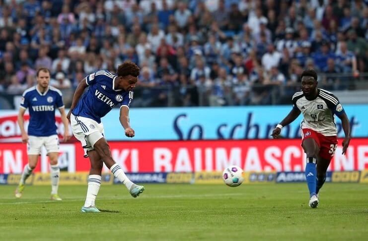 Assan Ouedraogo memecahkan rekor Julian Draxler lewat golnya di gawang Hamburger SV.