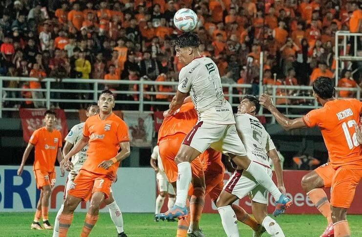 Elias Dolah berjibaku saat Bali United melawan Borneo FC.