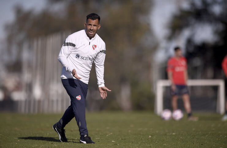 Carlos Tevez meminta para pemain Independiente bekerja lebih keras.