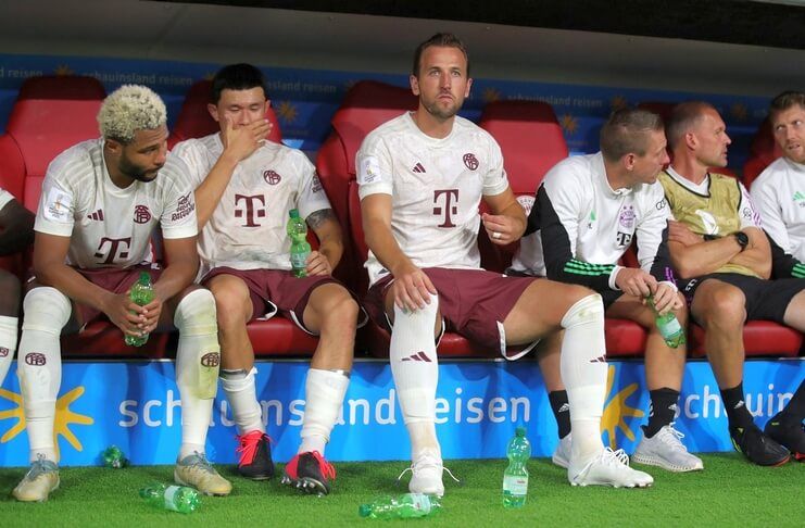 Harry Kane memulai laga di bangku cadangan Bayern.