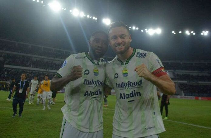 Levy Madinda dan Marc Klok merayakan kemenangan atas PSIS Semarang.
