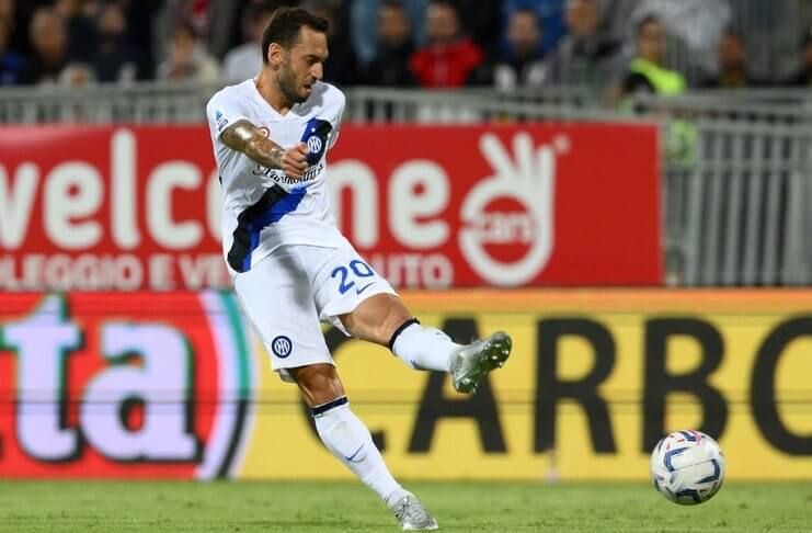 Tembakan Hakan Calhanoglu hampir berbuah gol ketiga Inter Milan.