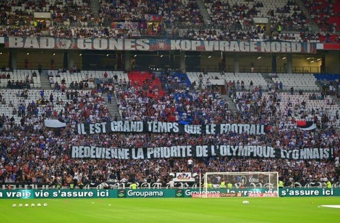 Aksi ultras Olympique Lyon menghakimi para pemain dikecam oleh Christophe Dugarry.