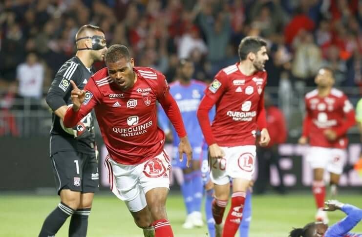 Gol tunggal Steve Mounie di gawang Lyon membawa Stade Brest ke puncak klasemen Ligue 1.