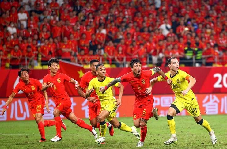 Para fan timnas Cina meminta refund tiket karena hasil imbang dengan Malaysia.