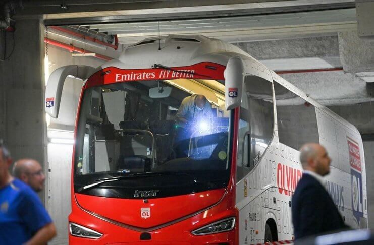 Bus Olympique Lyon diserang fan Olympique Marseille saat tiba di Stadion Velodrome.