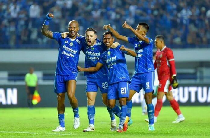 David da Silva saat merayakan gol yang membuat dia melewati torehan Sutiono Lamso di Liga Indonesia.