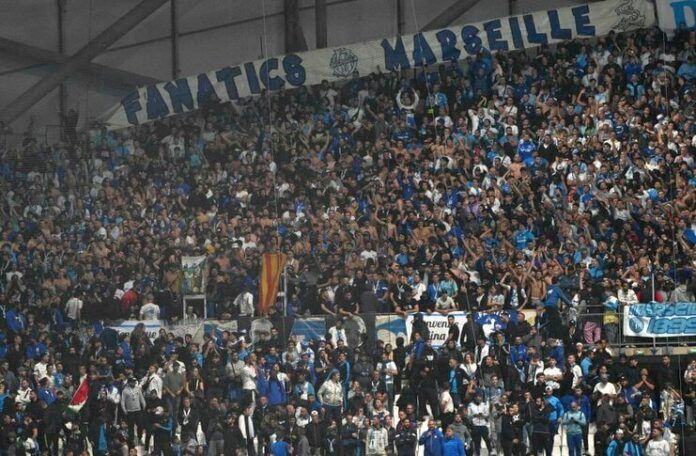 Fan Olympique Marseille di Stadion Velodrome.