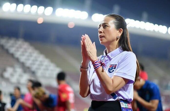 Madam Pang terus merayu para pemain keturunan di Eropa untuk membela Thailand.