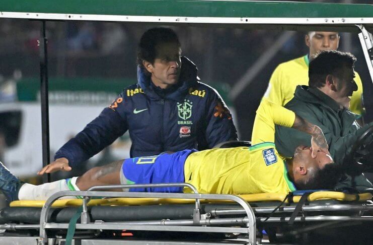 Neymar meninggalkan lapangan karena cedera saat Brasil kalah dari Uruguay.