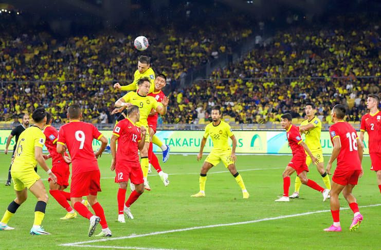 Dion Cools dua kali menjebol gawang tim asuhan Stefan Tarkovic dengan tandukan menyambut sepak pojok.