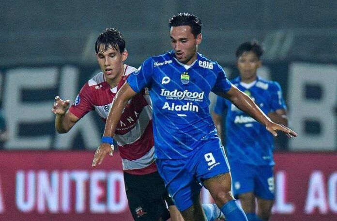 Ezra Walian saat Persib Bandung melawan Madura United.
