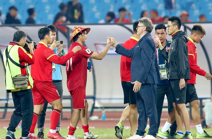 Philippe Troussier berusaha meningkatkan level para pemain Vietnam.