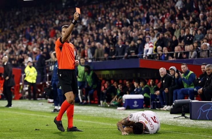 kartu merah Lucas Ocampos - Diego Alonso - Sevilla vs PSV - Getty Images