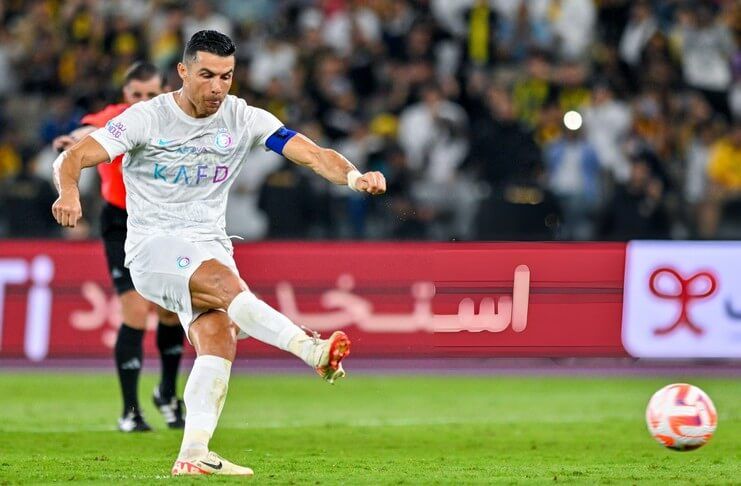 Cristiano Ronaldo mencetak brace penalti saat Al Nassr mengalahkan Al Ittihad.