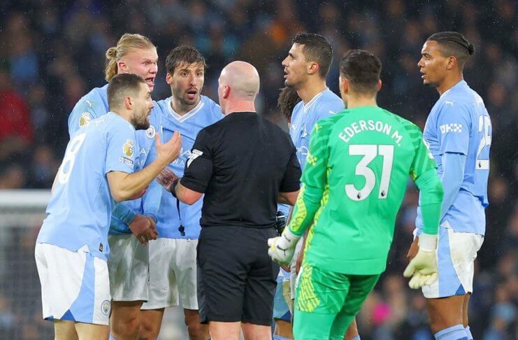 Erling Haaland dan para pemain Manchester City memprotes putusan Simon Hooper.