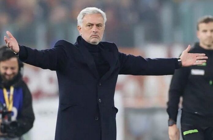 Jose Mourinho Tanpa Dua Kartu Merah Napoli, AS Roma Tetap akan Menang (@pure_romanista)