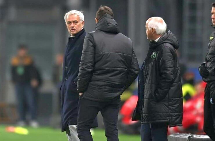Jose Mourinho dan Alessio Dionisi terlibat cekcok saat Sassuolo vs AS Roma.