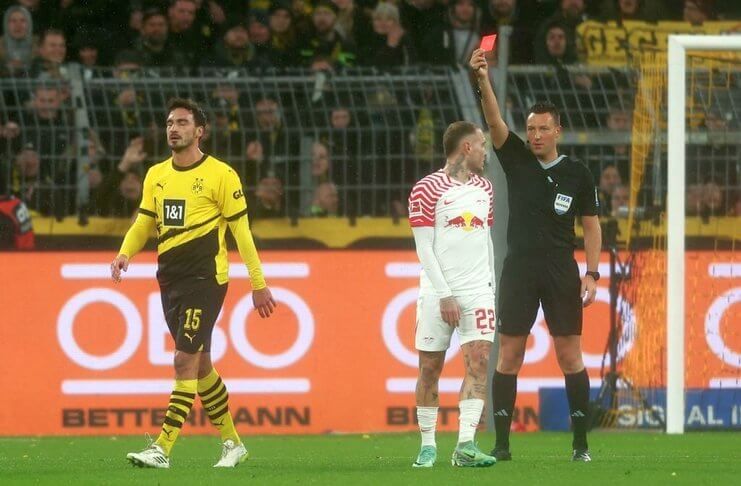 Kartu merah yang diterima Mats Hummels sebetulnya tak melemahkan Borussia Dortmund.