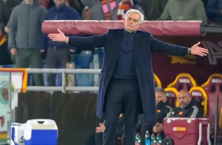 Manajemen AS Roma diduga melakukan sillenzio stampa untuk melindungi Jose Mourinho.