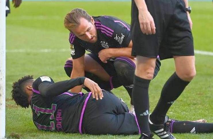 Kingsley Coman terkapar gara-gara cedera lutut.