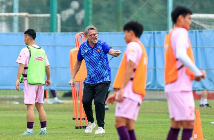 Philippe Troussier dipusingkan beberapa pemain yang mundur dari timnas Vietnam karena cedera.