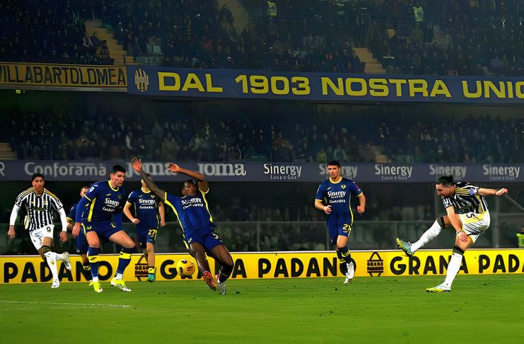 Adrien Rabiot saat mencetak gol kedua Juventus di gawang Hellas Verona.