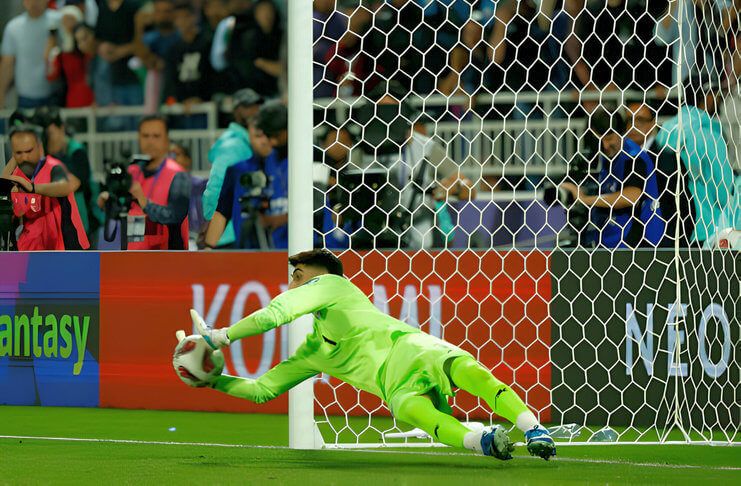 Alireza Beinranvand menahan penalti Fahd Youssef pada 16 besar Piala Asia 2023.