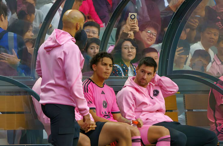 Lionel Messi duduk di bangku cadangan sepanjang laga Inter Miami vs Hong Kong XI.