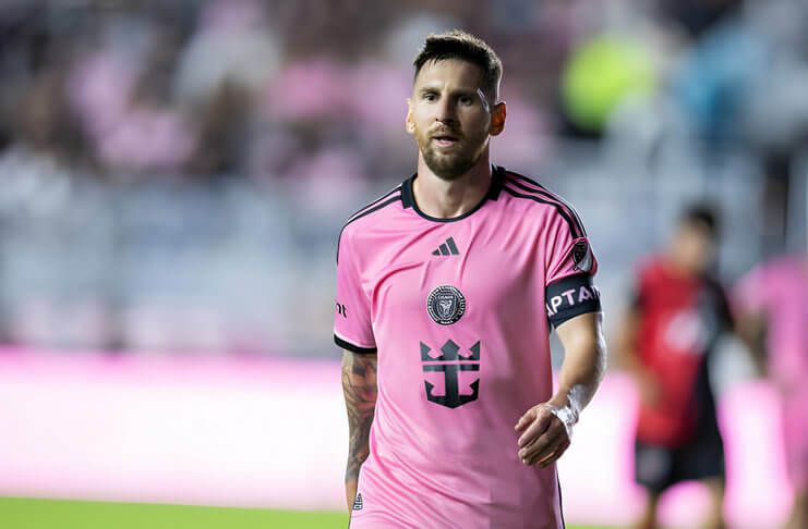Lionel Messi menegaskan tak main lawan Hong Kong XI bukan karena politik.