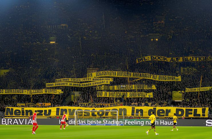 Para fan Borussia Dortmund memprotes masuknya investor ke Liga Jerman.