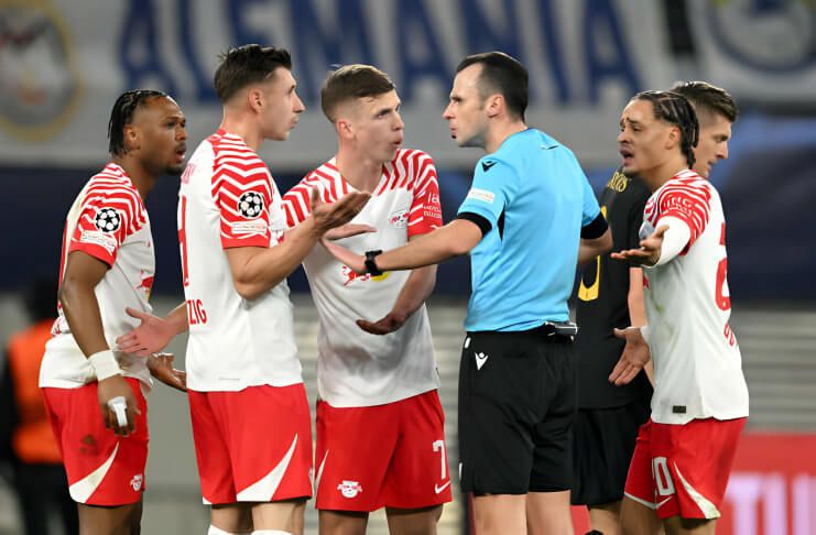 Pemain RB Leipzig memprotes putusan wasit Irfan Peljto.