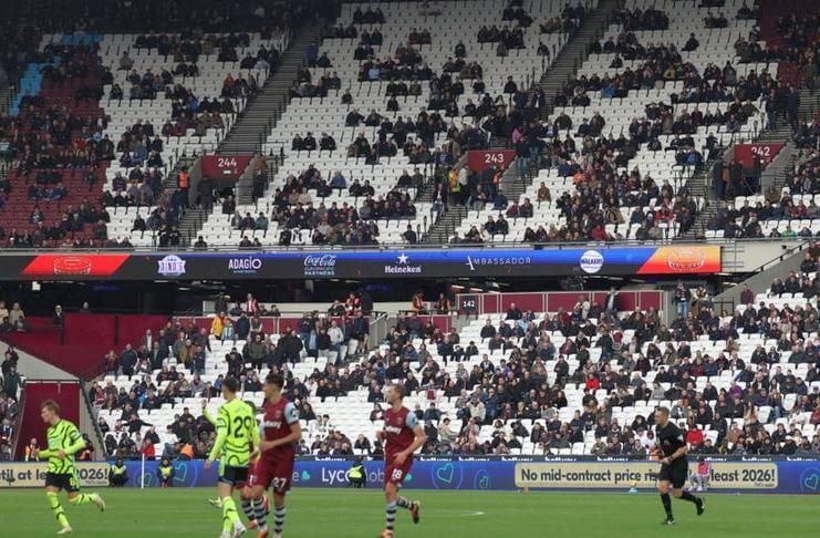 Sejumlah fan West Ham meninggalkan stadion setelah Arsenal unggul 4-0 pada babak pertama.