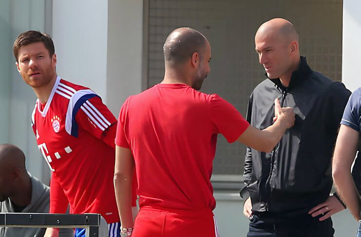 Zinedine Zidane pernah menyambangi tempat latihan Bayern Munich saat ditangani Pep Guardiola.