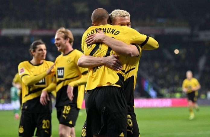 Borussia Dortmund 10 pemain - Edin Terzic - Alamy