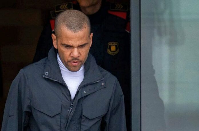 Dani Alves meninggalkan penjara berkat uang jaminan 1 juta euro.