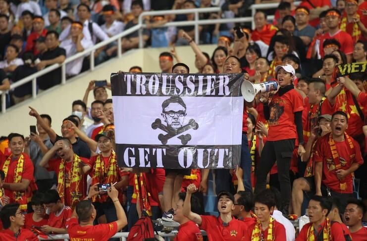 Para fan timnas Vietnam sudah muak dengan rentetan kekalahan bersama Philippe Troussier.