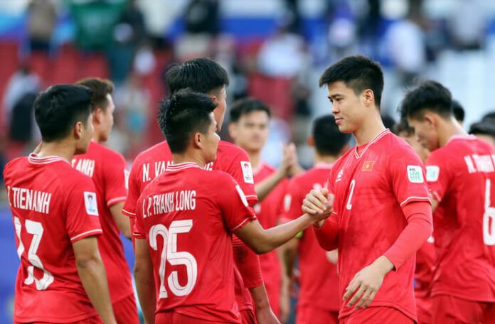 Timnas Vietnam diperkuat banyak pemain CAHN yang kini ditangani Kiatisuk Senamuang.