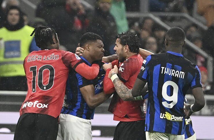 Denzel Dumfries Minta Maaf Setelah Sindir Theo Hernandez Lewat Spanduk - Inter Milan - AC Milan (The Sun)
