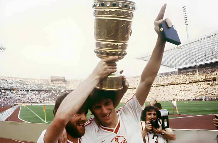 Friedhelm Funkel dan Wolfgang Funkel merayakan juara DFB Pokal 1984-85.