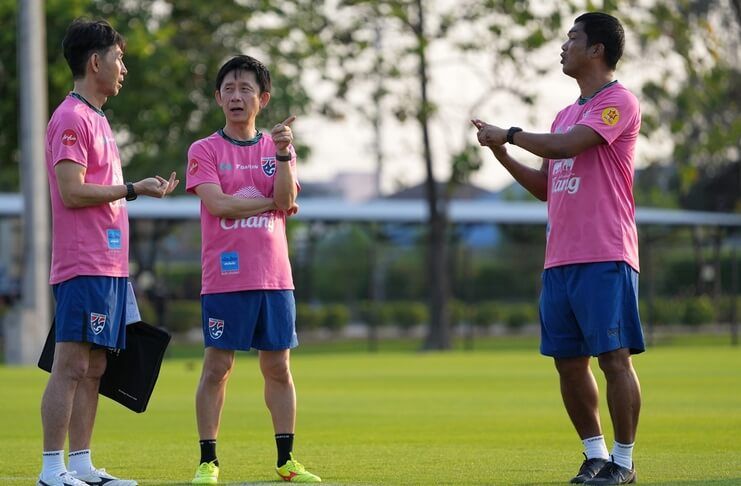 Issara Sritaro di timnas U-23 Thailand mendapat bantuan langsung dari Masatada Ishii.