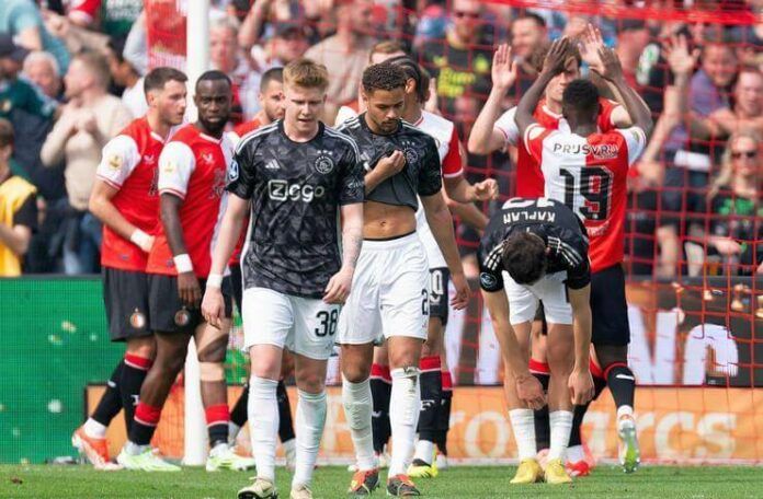 Para pemain AFC Ajax tertunduk lesu setelah Feyenoord mencetak gol pada De Klassieker.