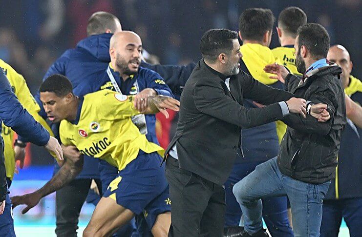 Para pemain Fenerbahce diserang fan Trabzonspor pada laga di Liga Turki.