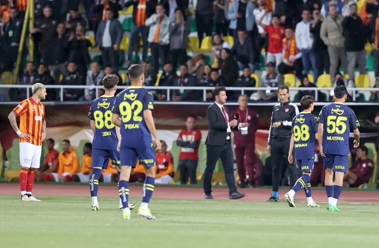 Para pemain Fenerbahce walk out setelah gol Mauro Icardi pada menit pertama.