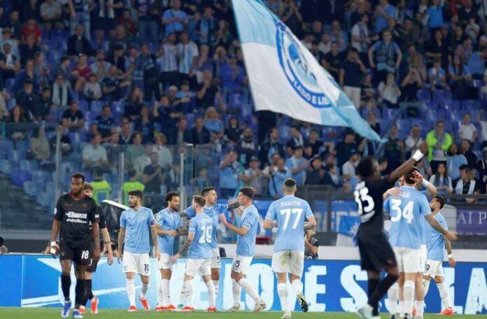 Para pemain Lazio dicemooh para tifosi sendiri di Stadio Olimpico.