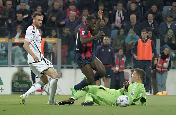 Pelanggaran Wojciech Szczesny terhadap Zito Luvumba berbuah penalti kedua bagi Cagliari.