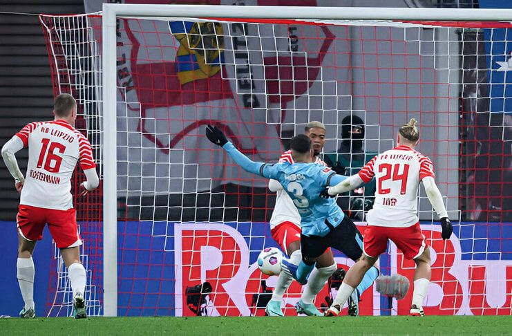 Piero Hincapie saat mencetak gol injury time yang membawa Bayer Leverkusen menang 3-2 di kandang RB Leipzig.